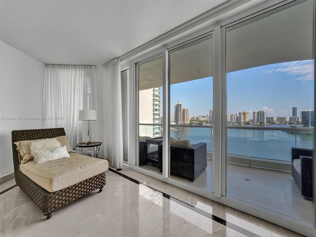 Foto del edificio - 7000 Island Blvd