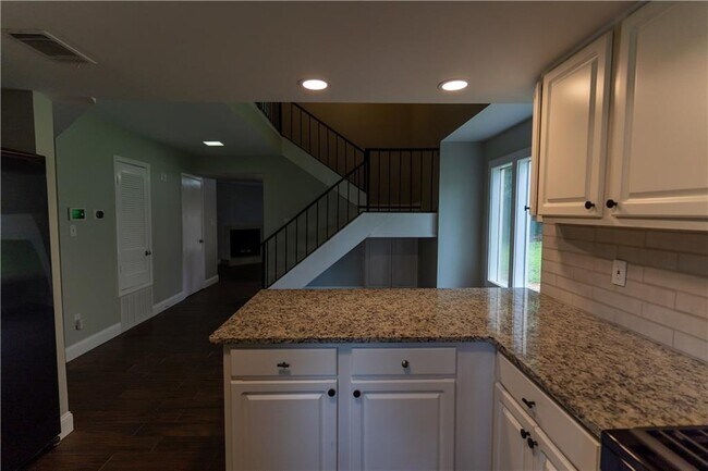 Building Photo - 2175 Surrey Ct