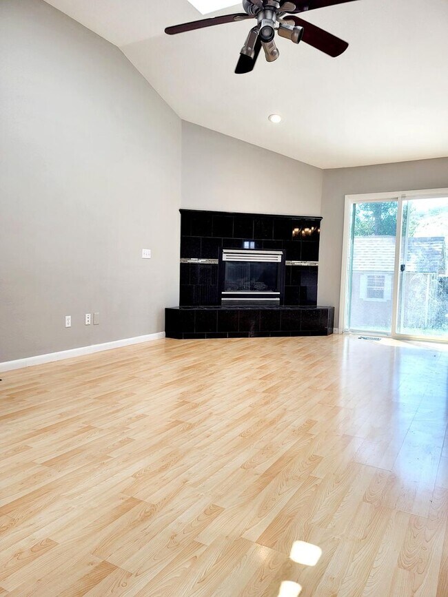 Foto del edificio - Well maintained 4 bedroom home on west side!