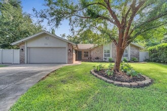 Building Photo - 755 Oak Terrace