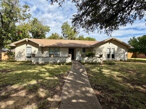 Building Photo - 3401 Oakridge Ln