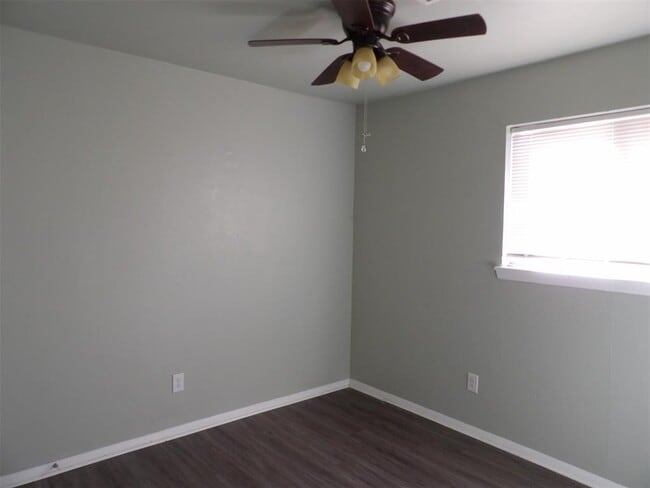 Building Photo - 624 N Dillon Ave