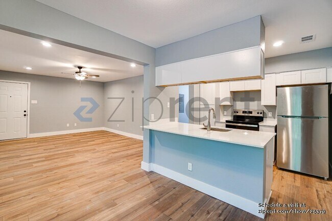 Foto del edificio - 5820 Sandhurst Ln