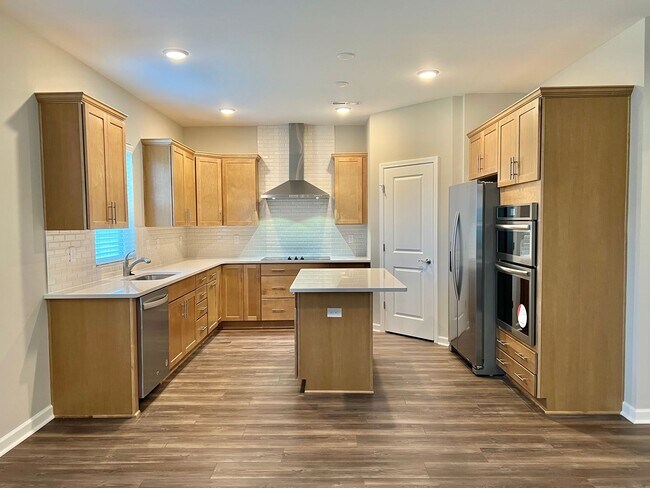 Foto del edificio - Like New 4 Bedroom Home w/ 2 Car Garage