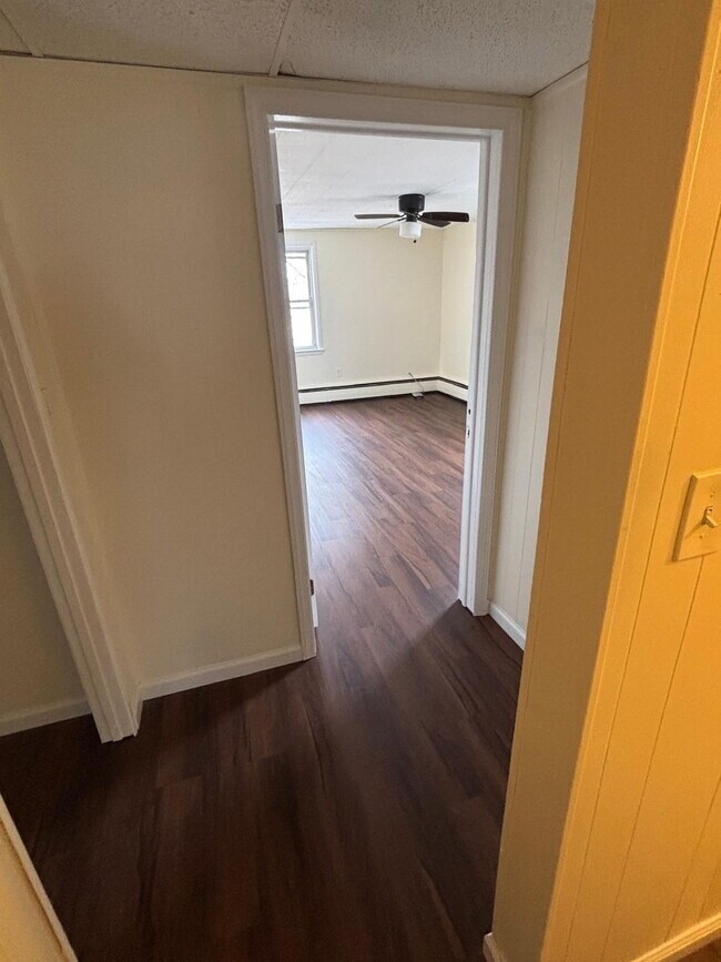 Entrada al pasillo del dormitorio 2 - 1607 S Olden Ave