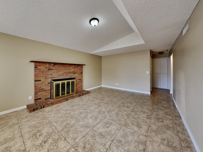 Building Photo - 5922 W Mauna Loa Ln