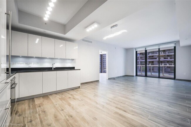 Building Photo - 1010 Brickell Ave