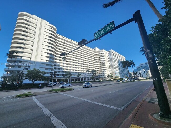 Foto del edificio - 5555 Collins Ave