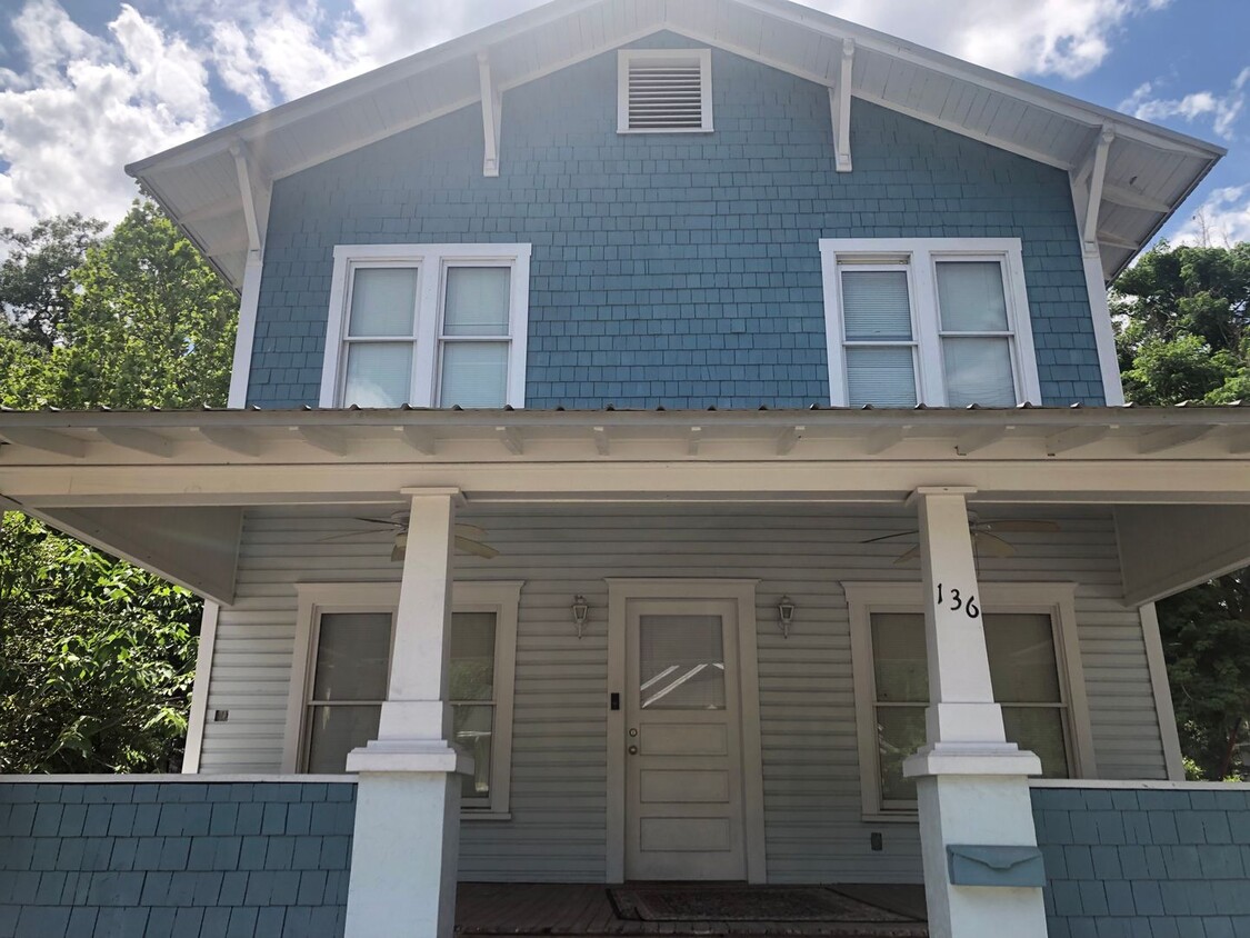 Primary Photo - Beautiful Home 3 Blocks from Campus