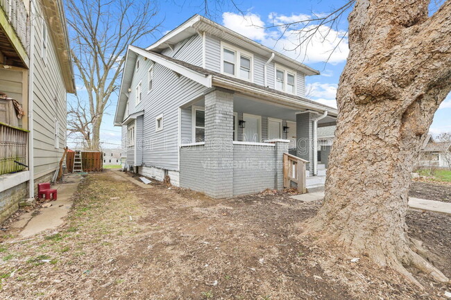 Photo - 822 N Bradley Ave Townhome