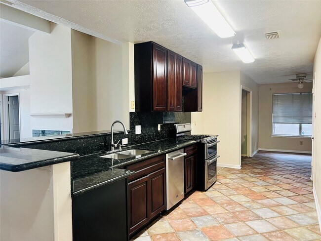 Foto del edificio - 8239 Squires Pl Dr