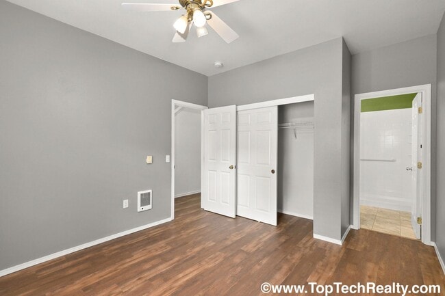 Building Photo - Charming 3 BD 2 BA Townhome Located in Hillsboro's Briarcreek Community | Recently Updated! | Mai...