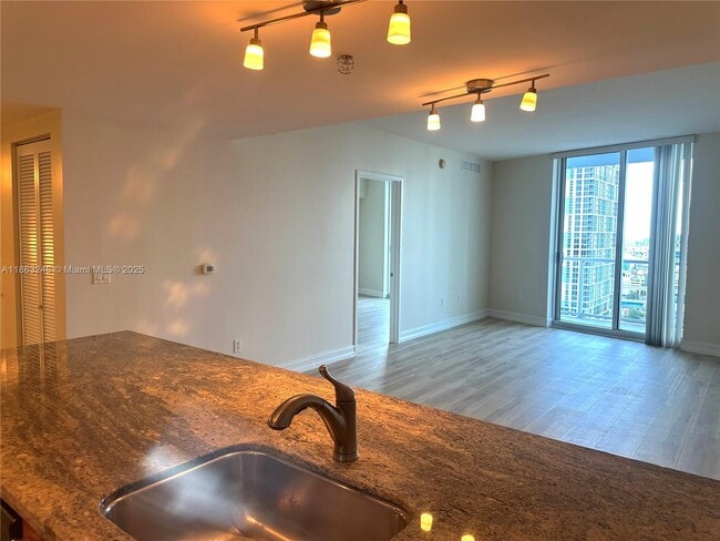 Foto del edificio - 185 SW 7th St