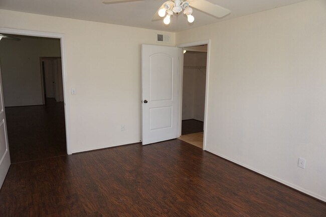 Foto del edificio - 400 Summit Ridge Pl