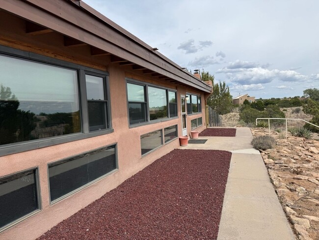 Building Photo - 5 Oriente Ct