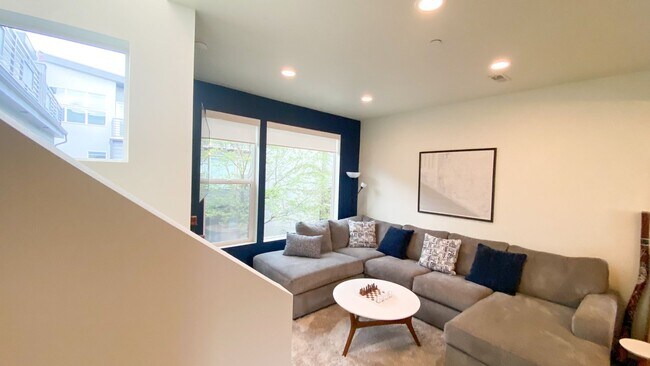 Building Photo - Luxurious 2 Bedroom Townhome
