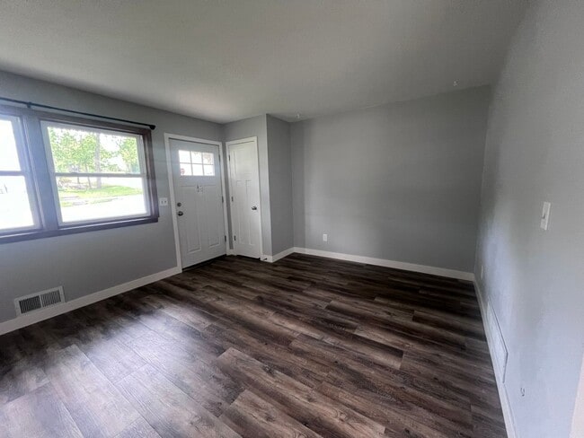 Building Photo - 3 Bedroom 1 Bathroom Rent Controlled Side ...