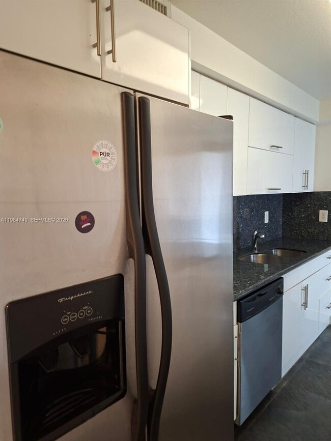 Foto del edificio - 301 Golden Isles Dr