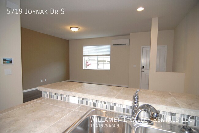 Foto del edificio - Townhome in South Salem
