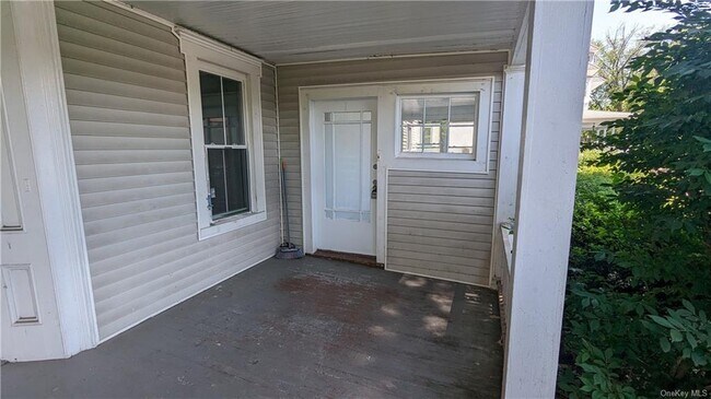 Building Photo - 207 Maple Ave