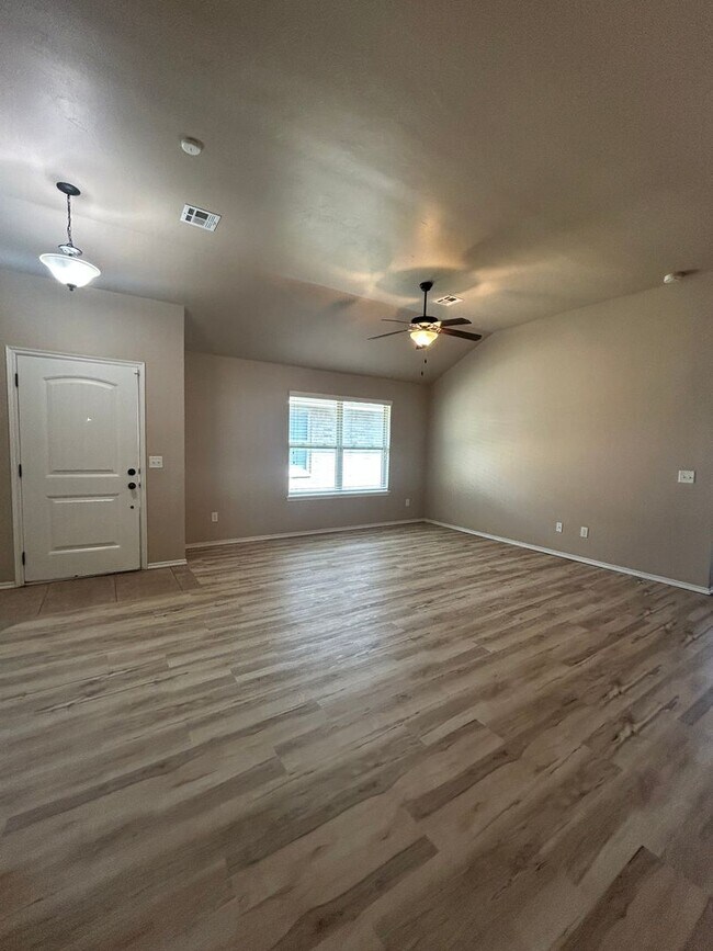 Building Photo - Charming 3 Bedroom 2 Bathroom Home in Edmo...