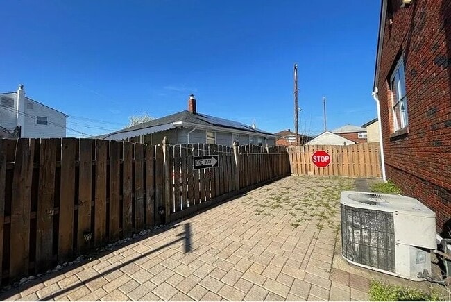 Building Photo - 405-407 Redcliffe St
