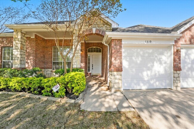 Foto del edificio - 1319 Lakeridge Ln