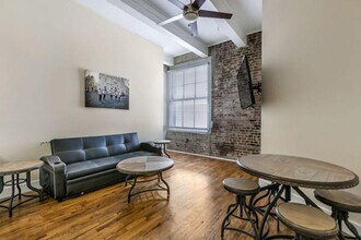 Building Photo - 201 Magazine St