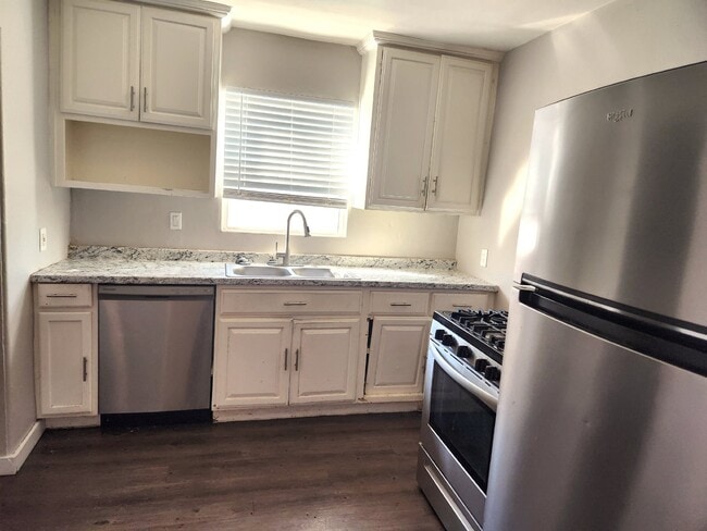 Building Photo - AMAZING 1 BEDROOM 1 BATHROOM FOR LEASE