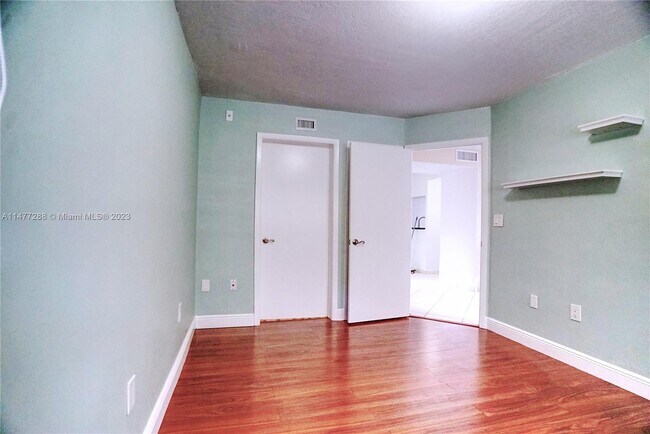Building Photo - 15405 Miami Lakeway N