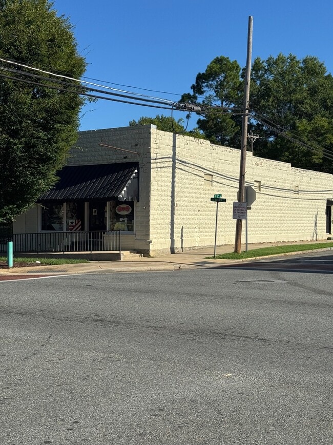 Building Photo - 102 W Virginia Ave