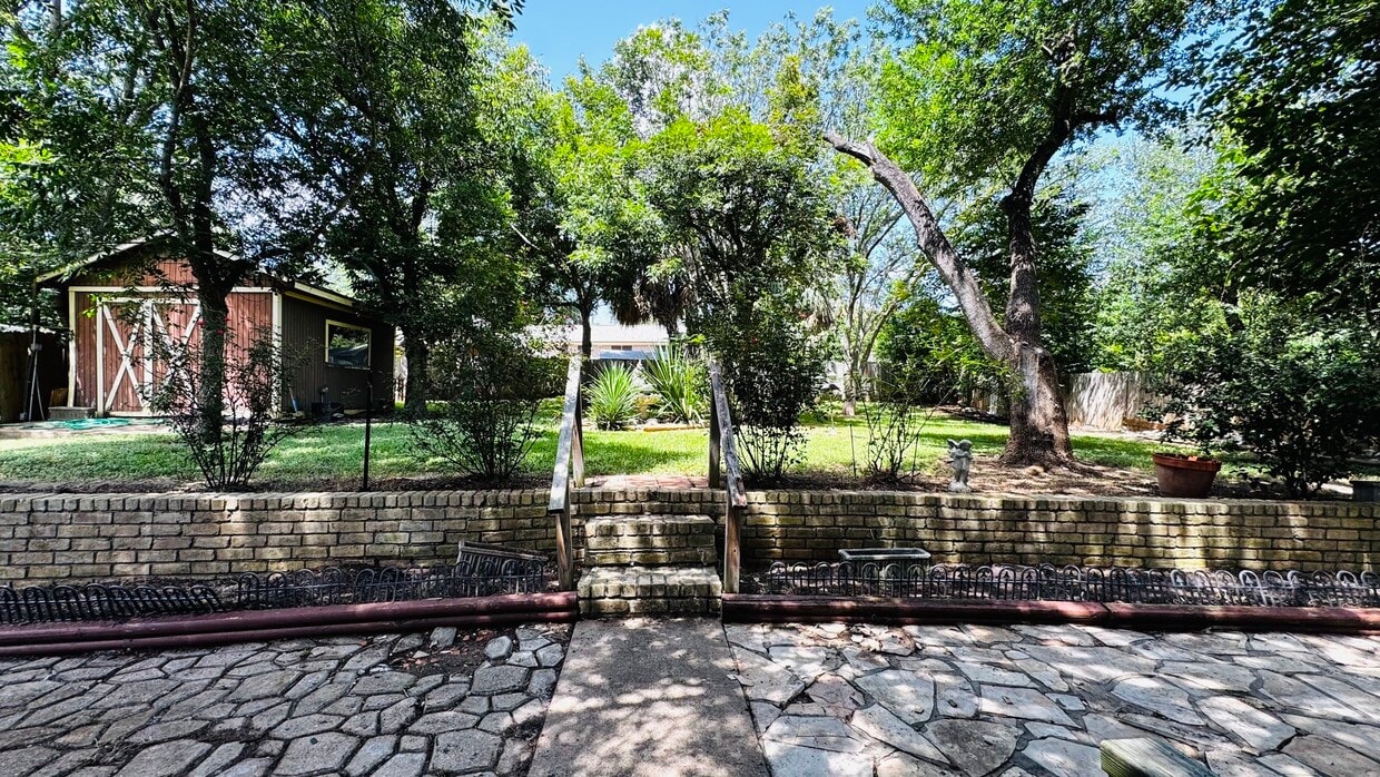 Building Photo - 2506 Valley Dr