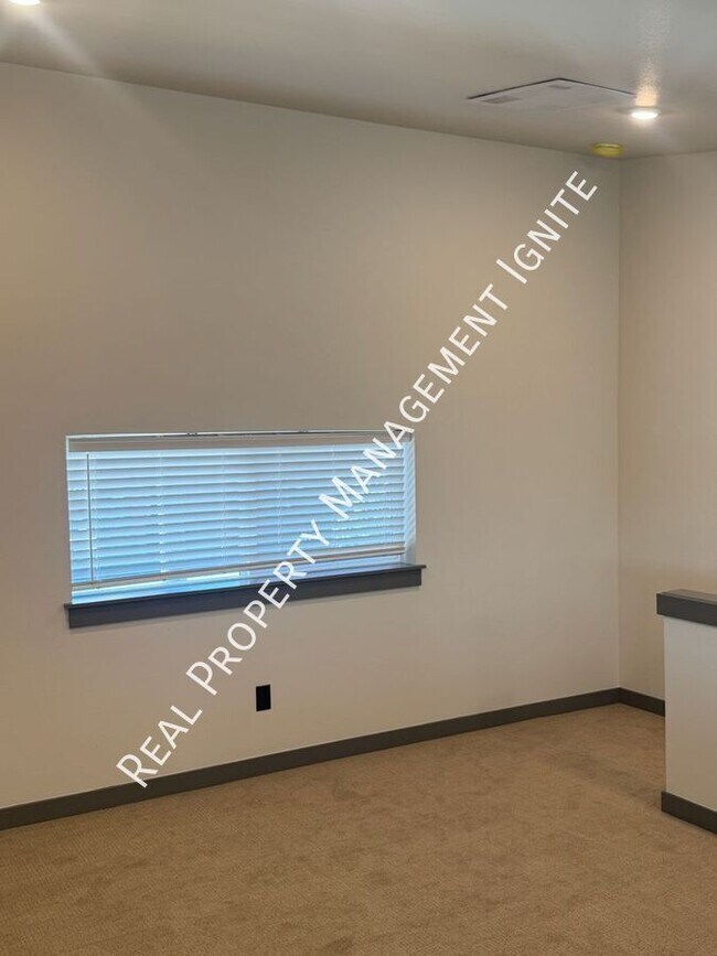 Foto del edificio - 138 NW Hawthorne Ave