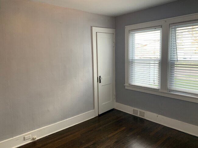 Building Photo - 465 E Oakridge Ave