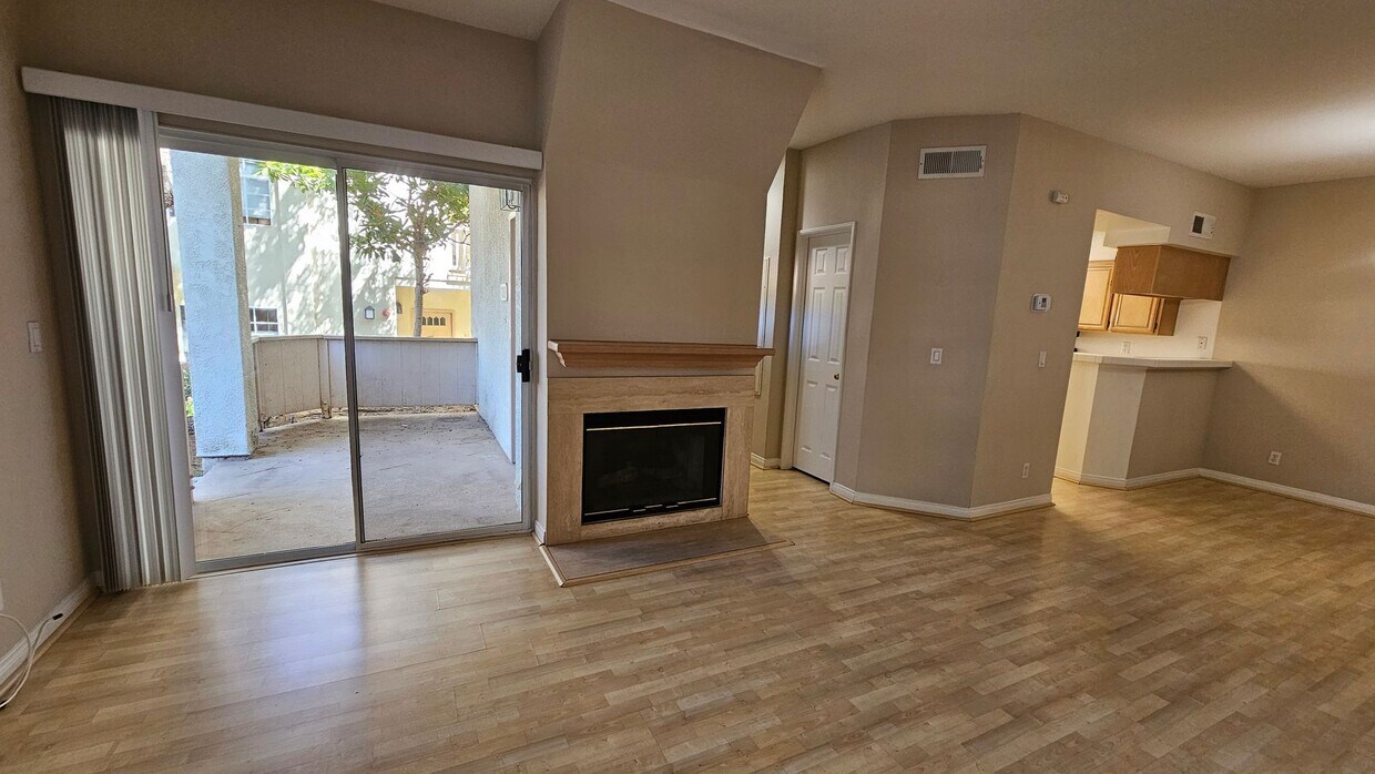 Primary Photo - Nice Oak Park Corner Unit Townhome Which I...