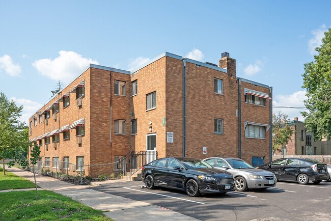 Entrada trasera, estacionamiento - Aster Apartments