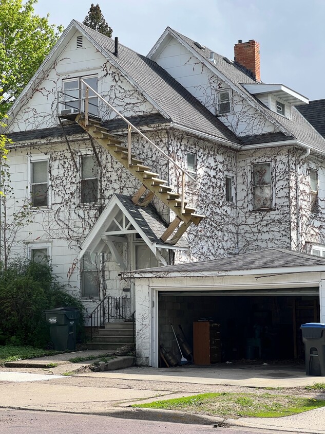 Primary Photo - 327 E Walnut St