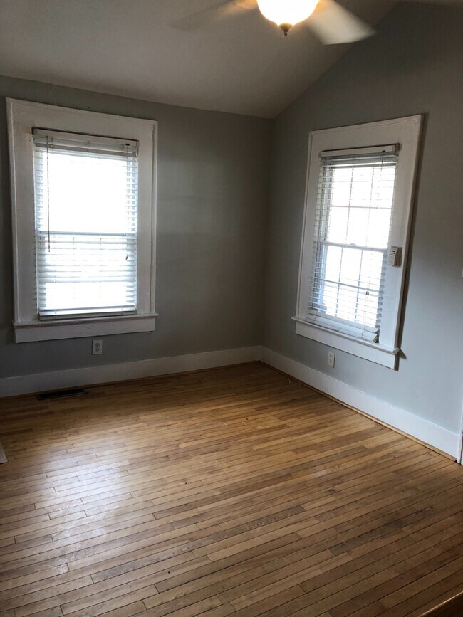 Building Photo - $400 Move In Special! 3bd/2ba w/ Large Front Porch & Backyard in Grant Park!!