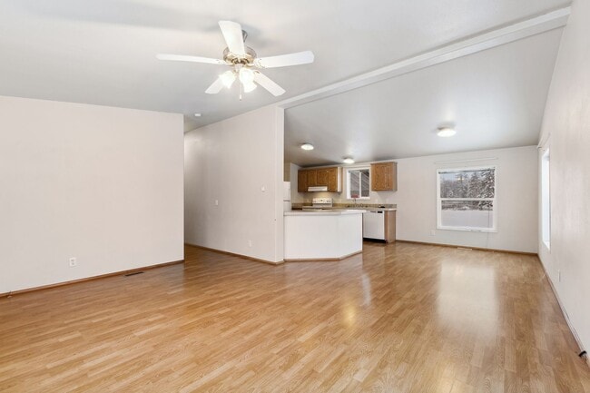 Building Photo - Great 2 bedroom, 2 bath, long term rental ...