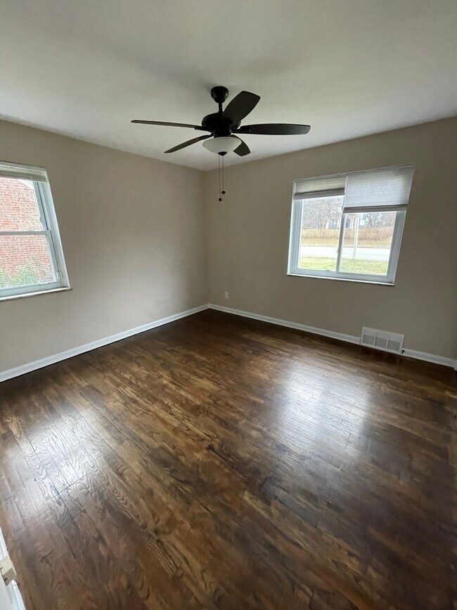 Building Photo - Three Bed Two Bath Beautiful Single Family