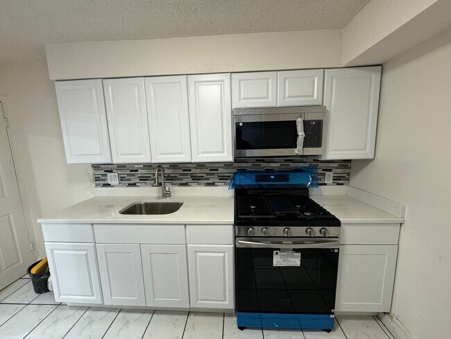 Foto del edificio - Updated 3-Bedroom Apartment in Olde Kensin...