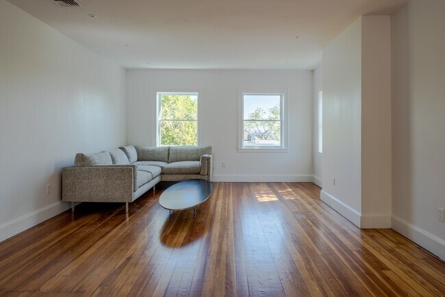 Building Photo - 15 Colbourne Cres