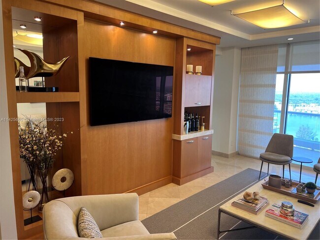 Foto del edificio - 7000 Island Blvd
