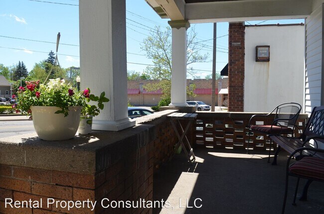 Building Photo - 3 br, 1 bath House - 1555 Lake Dr. SE