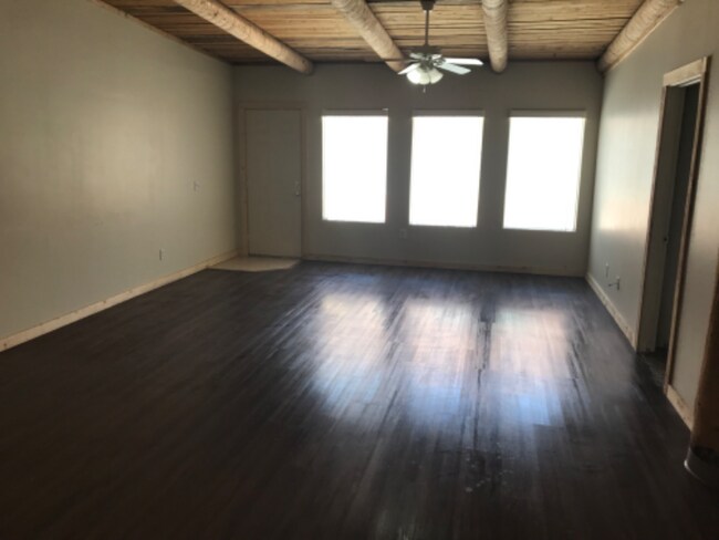 Building Photo - 2020 E Ambush St