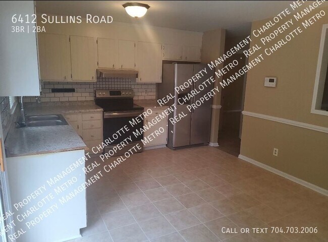 Building Photo - Cozy home close to everything in Charlotte!