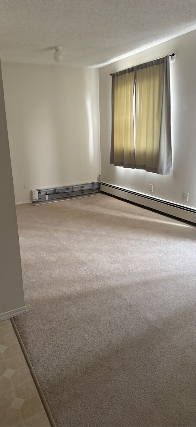 Photo du bâtiment - 4917-4961 61 Ave