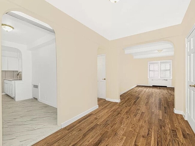 Building Photo - BEAUTIFUL 1 BEDROOM 1 BATHROOM