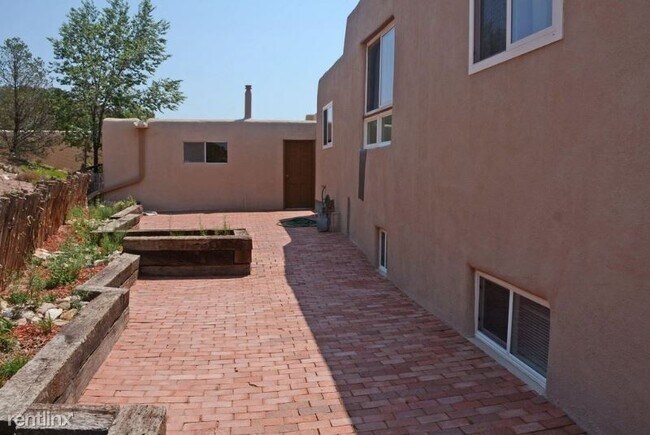 Building Photo - 4 br, 2 bath House - 815 Gonzales Rd
