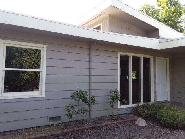 Building Photo - (597) 1700 NW Kings - 4 Bedroom / 2 Bath H...